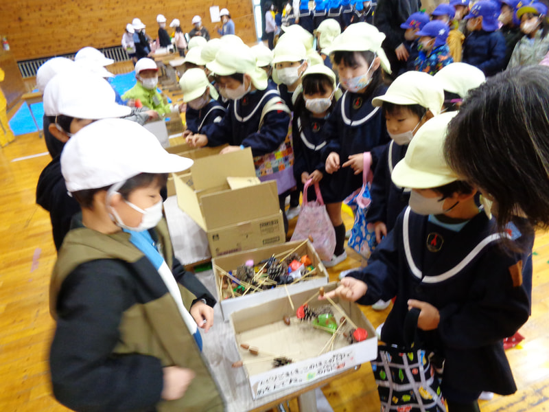 「ドングリで作った“やじろべえ”です。揺らして遊ぶんだよ」指の先に乗せて何回揺らしても落ちないね。