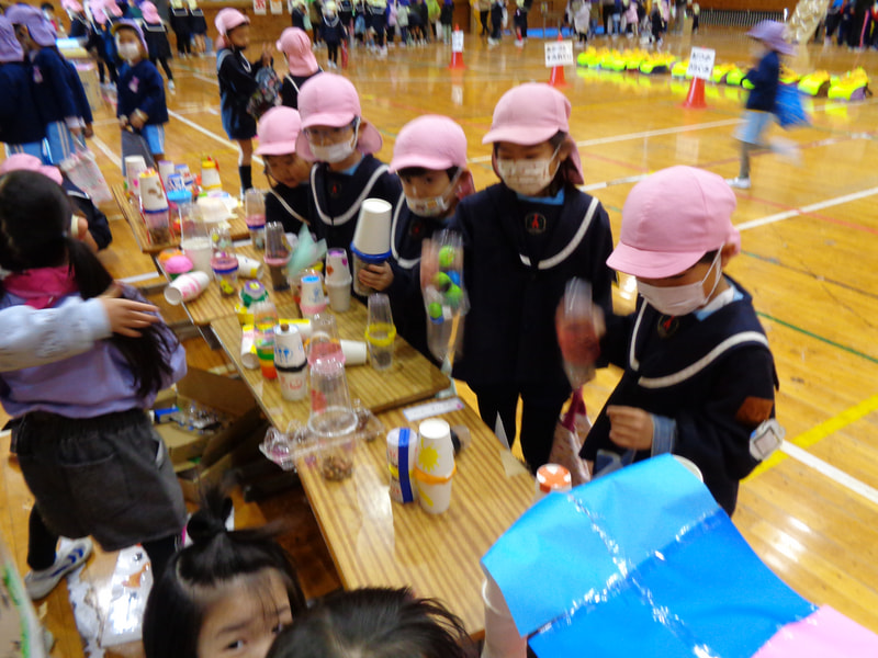 いろんな音がするマラカスがありました。「コップの中にドングリやビーズが入っているんだよ」