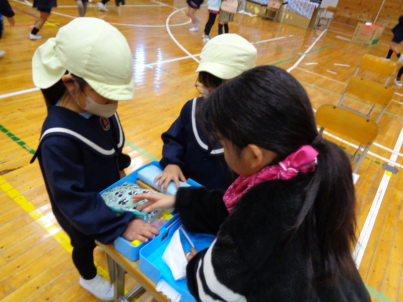 道具箱を見せてくれます。「学校で使うものを入れておくんだよ」いろんなものが入っていました。