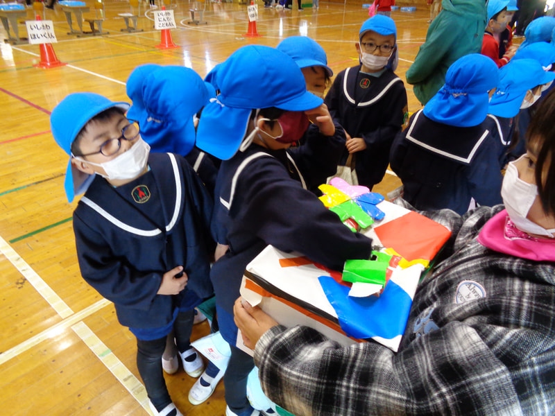 「くじを引くときは目を隠してね」くじを見ないようにする方法も教えてくれました。