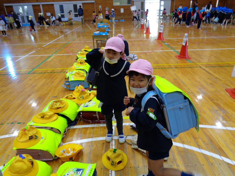 置いてあるランドセルも背負わせてもらいました。「この色がいいな」「おもたいよ」