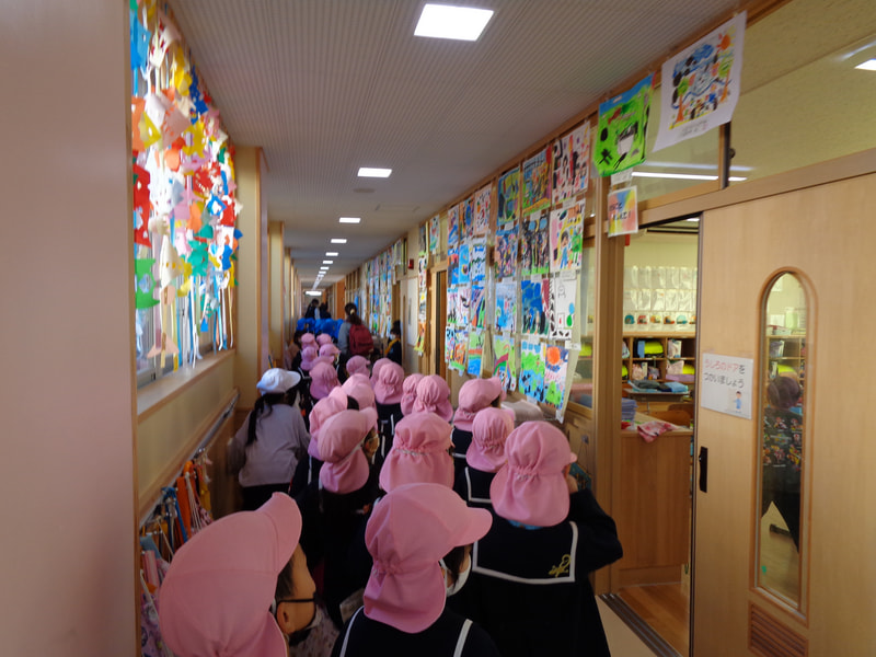 校舎の中も見学させていただきました。たくさんの絵が飾ってあったり、勉強しているお兄さんお姉さんが見えたり。静かに廊下を歩きます。