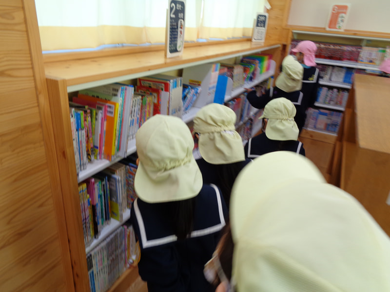 図書室にも入らせてくださいました。見たことのない本がたくさんあります。本を選んでいる人や勉強している人もいました。