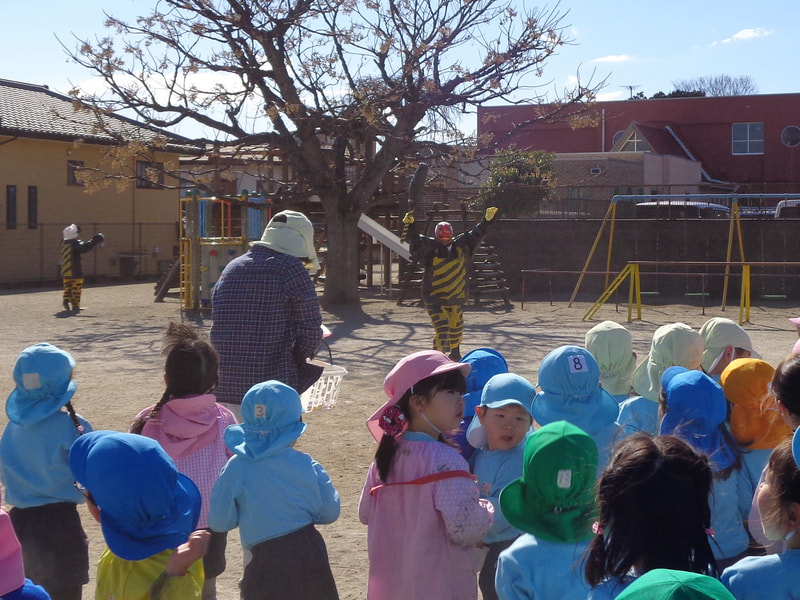 走り回って疲れた子どもたち。それより鬼の方が疲れたのかも。「もう降参」と鬼は帰っていきました。