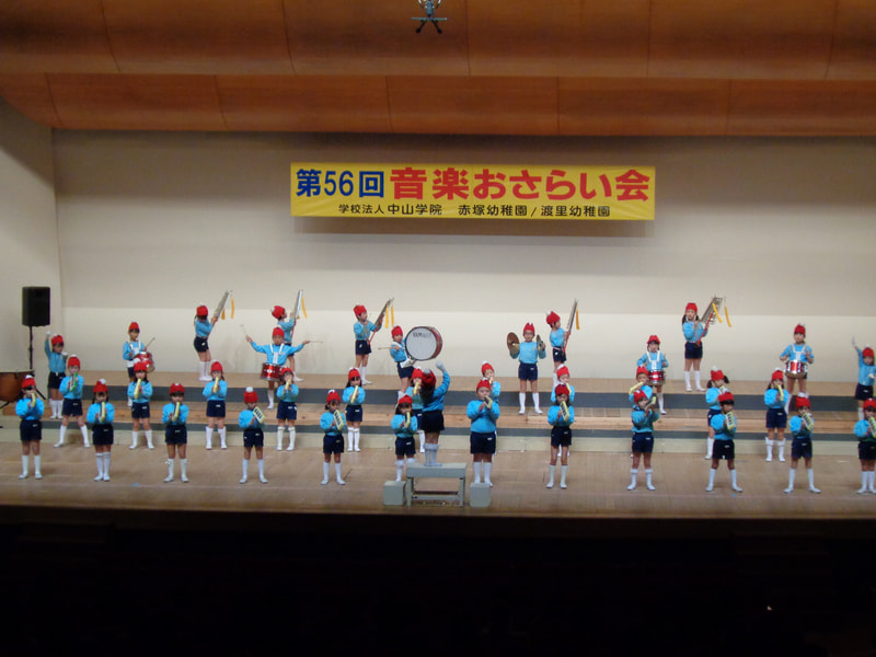 年長組　指揮者の友達を見て、演奏しながら歩いたり、座ったり・・・。子どもだけでの発表だったけど、堂々としていました。