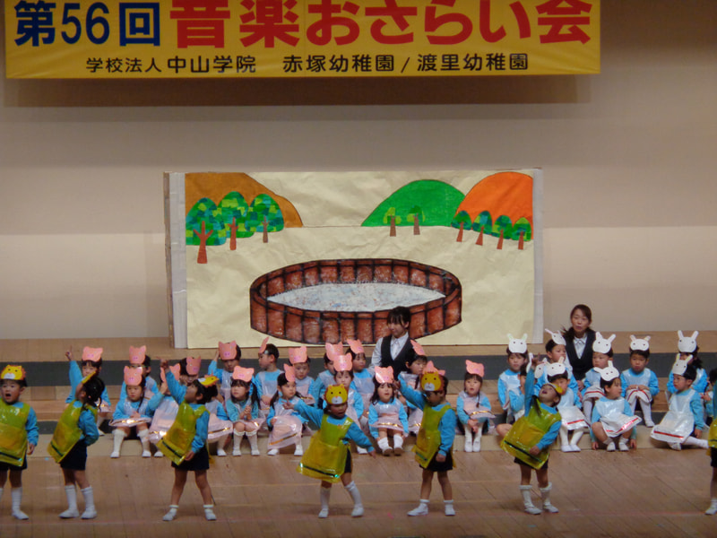 ライオン・ブタ・ウサギになって「もりのおふろ」の表現。初めての舞台でもいつも通り踊っていた年少さん。かわいかったね。