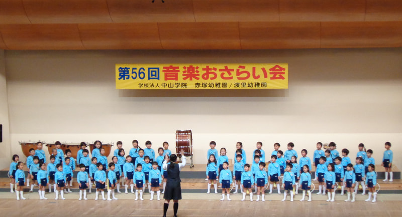 年中組　ピアノの音をよく聞いて歌っていました。だから、みんなの声が一つになって聞こえました。