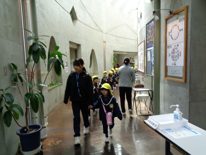 図書館の中を見学させていただきました。「静かにするんだよね」よくお話聞いていたね