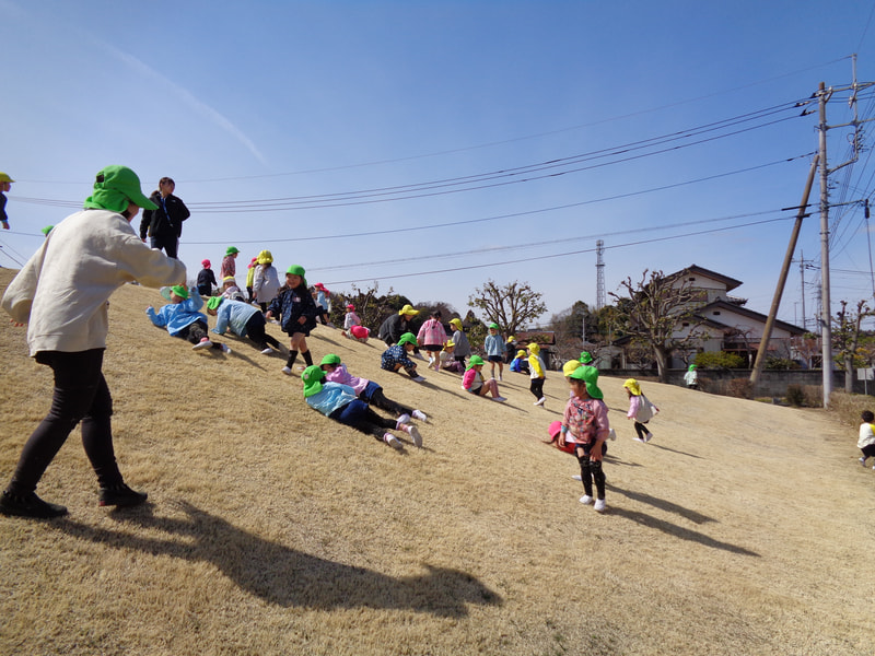 外に出たら、思いっきり芝すべり。全身芝だらけになっちゃった。