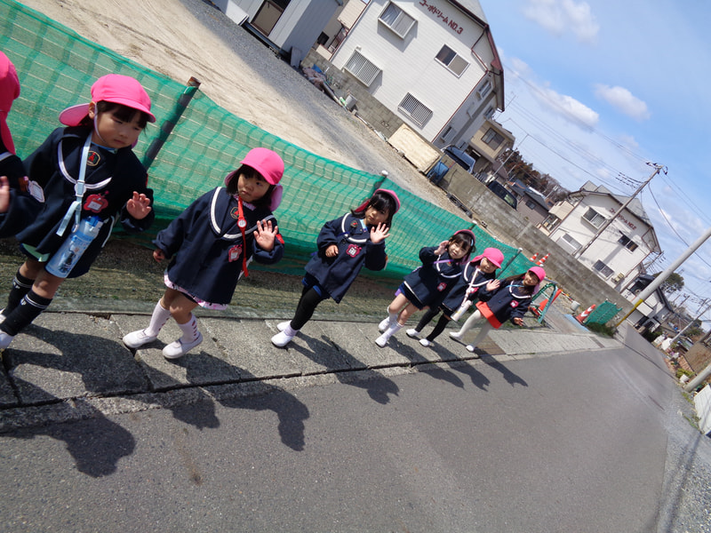 端っこを歩くんだよ。前を見てね。