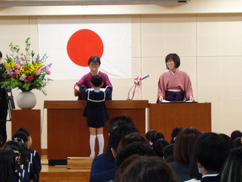 一人一人、園長先生より修了証書をいただきました。