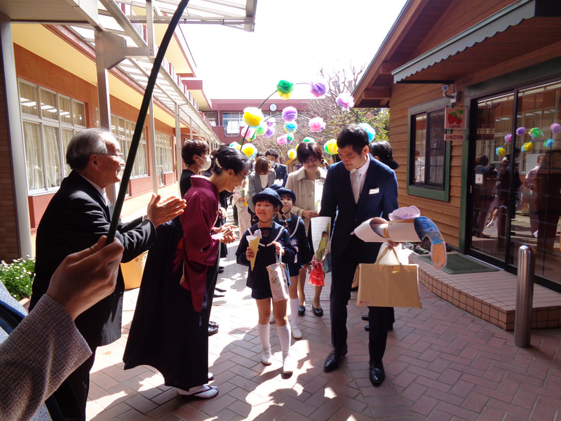 「さようなら　元気でね」先生たちのトンネルをくぐっていよいよ旅立ちの時間。