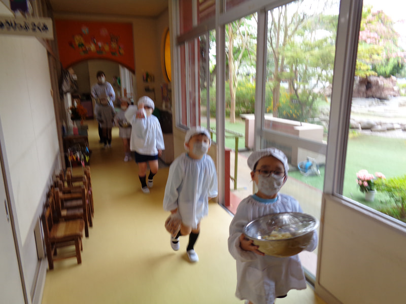 重いなあ。これは年中さんの分なんだ。落とさないように気をつけなくちゃね。