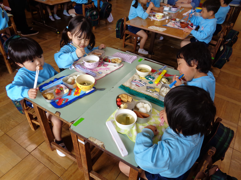 初めての給食。お箸でも手でもいいから自分が食べたいものを自分で食べよう！
