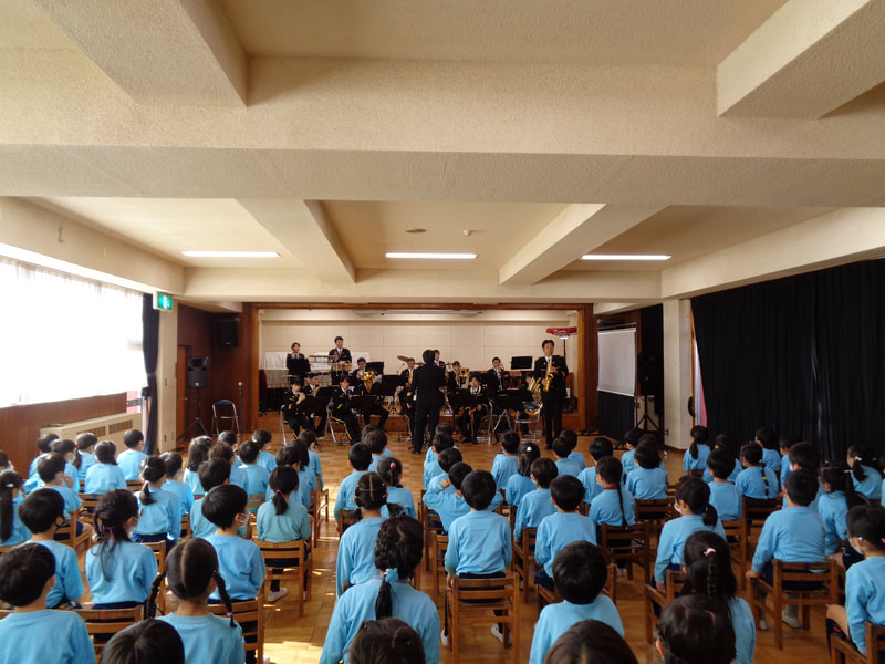 生の演奏に聴き入っていました