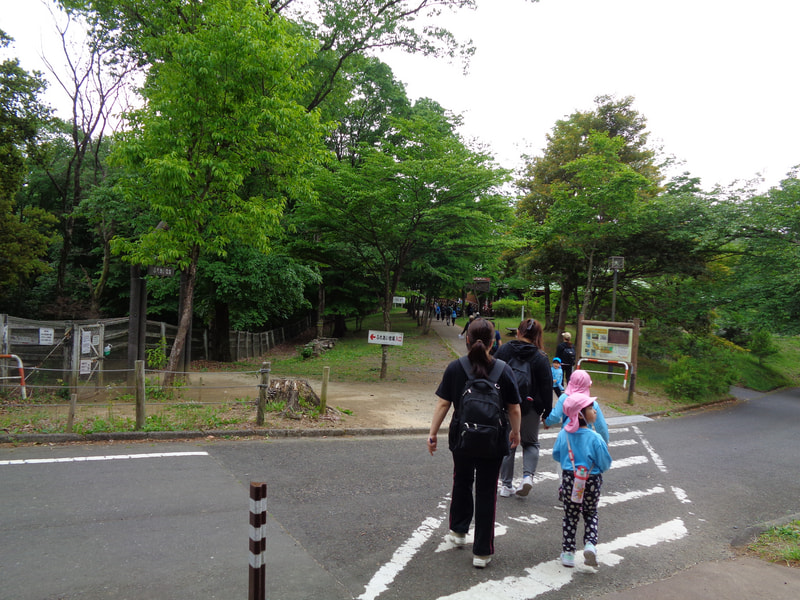 さあ、いよいよ出発。「え～っ コースが違うのぉ！」そうです。人について行ってはダメですよ。親子で相談しながら行こうね。