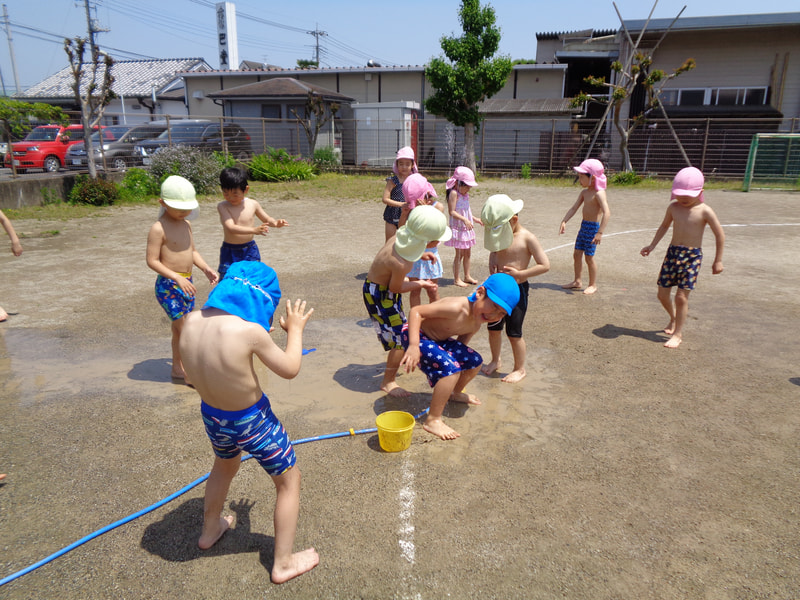 スプリンクラーに群がって!