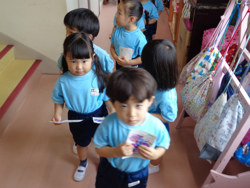 満３歳児さん。大事にお手紙を持って、どこに行くのかな？