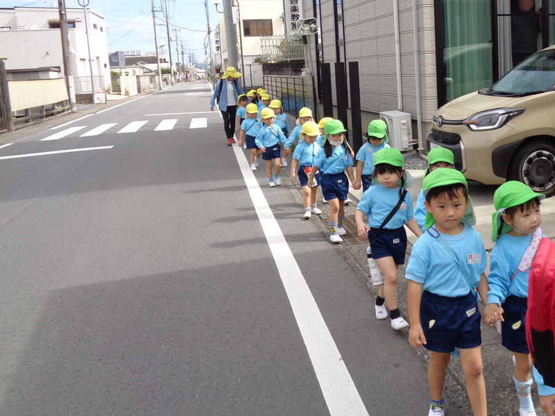 白い線から出ないように、前を見て歩こうね。
