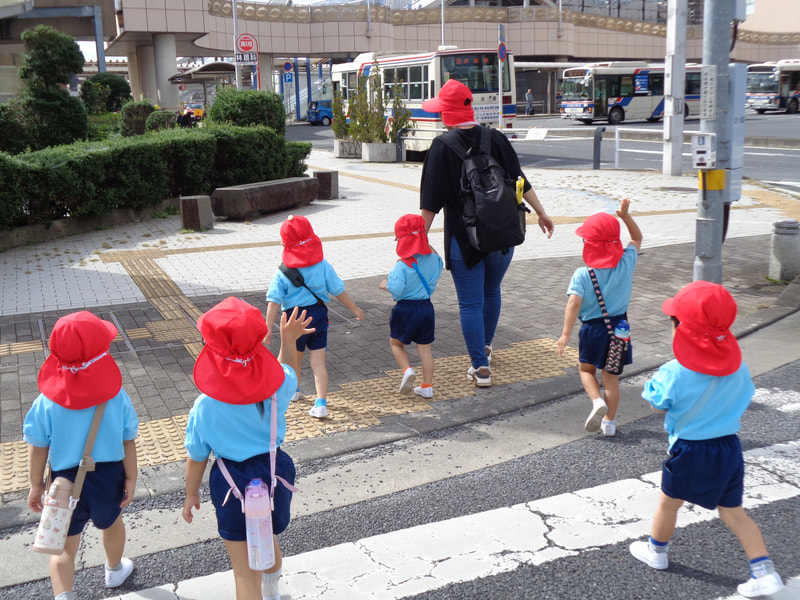 信号を渡るときは手をあげて渡るよ。
