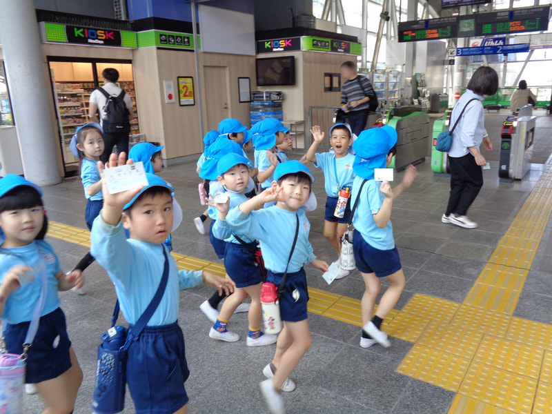 一人一人、自分の切符をもらって、さあ、出発です。「切符を失くすと改札から出られなくなるよ」と言うと、ちょっと緊張した子どもたちでした。