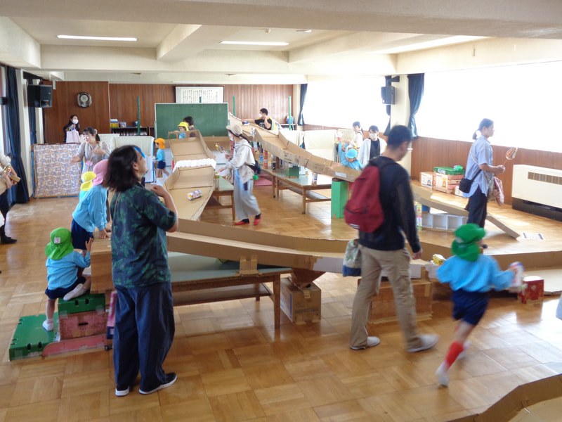 ホールはサーキット場に変身していました。たくさんのコースがあって、子どもたちはワクワク。どこから走らせようかな？