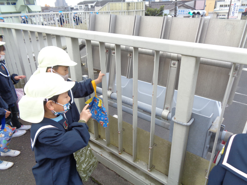 小学校まで歩いていきました。