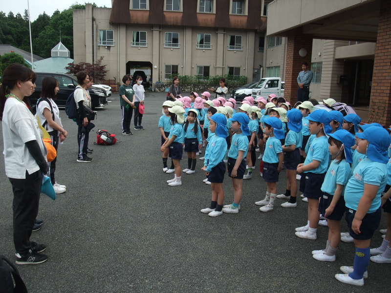 今日のお母さん。森林公園でも一緒に遊んだお母さん代わりの先生たちにも改めて「よろしくお願いします」