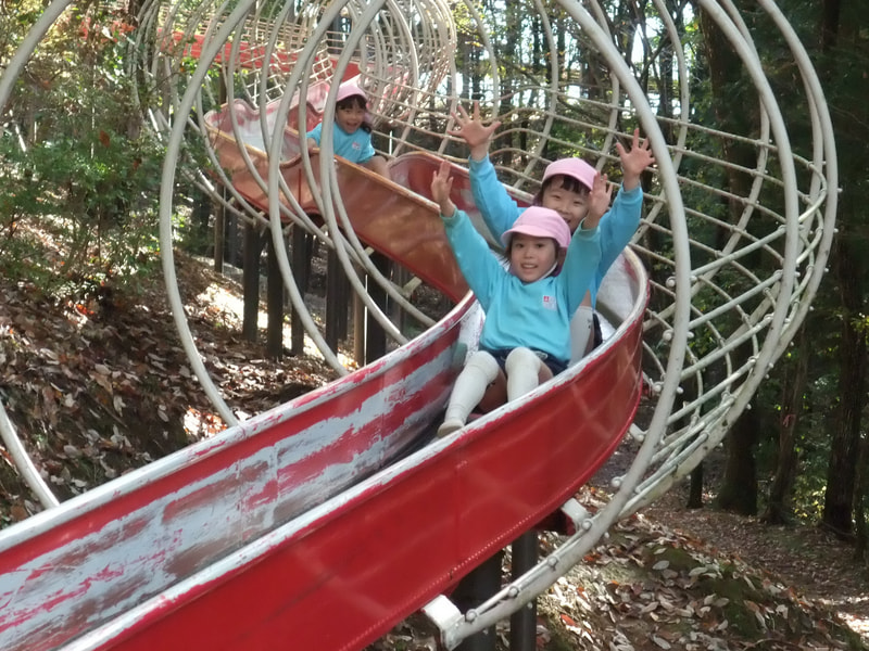 年長組はあそびの杜に。「わ～い！トンネルの滑り台だ～！」