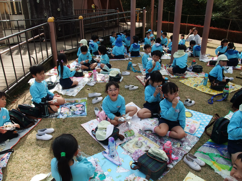 みんなで外で食べるおにぎりは、いつもよりおいしいね。