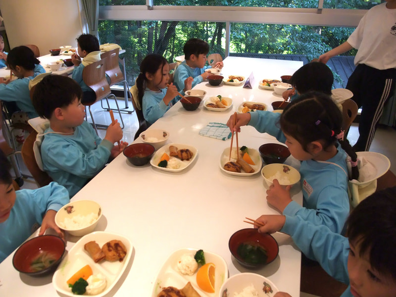 夜ごはん。たくさん遊んだ後のご飯はおいしいね。スープやご飯のお代わりもしたね。