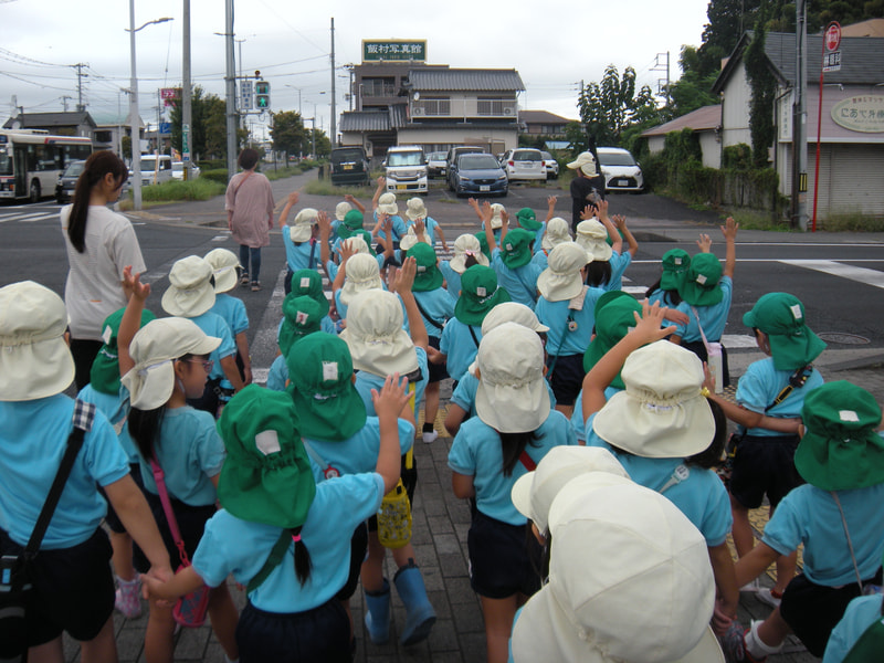 横断歩道はどうやって渡るのかな？年長さんの姿を見て年中さんも真似していました。
