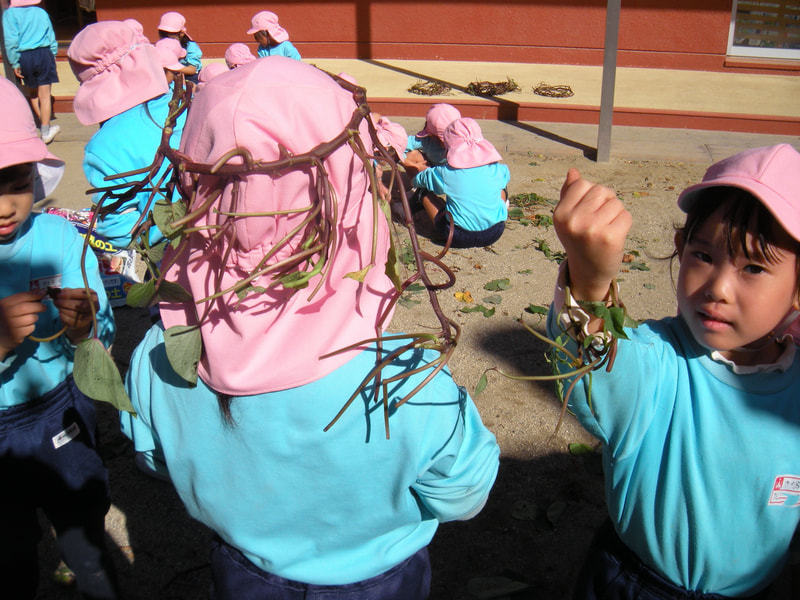 蔓をかんむりとブレスレットにしてみたよ。かわいいでしょ。