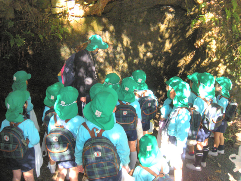 「岩に水が流れてる！」山から染み出た水が池につながっている、と聞いて興味津々の子どもたちでした。