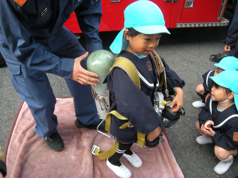 「お、おもい・・・」これを背負って人を助けているなんて、すごい！
