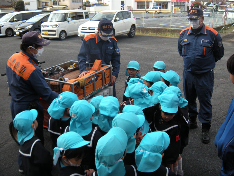 「ホースは白とオレンジがあるよ」「長いホースを引っ張って火事の現場まで行くんだよ」ホースが固いことにびっくりした子どもたちです。