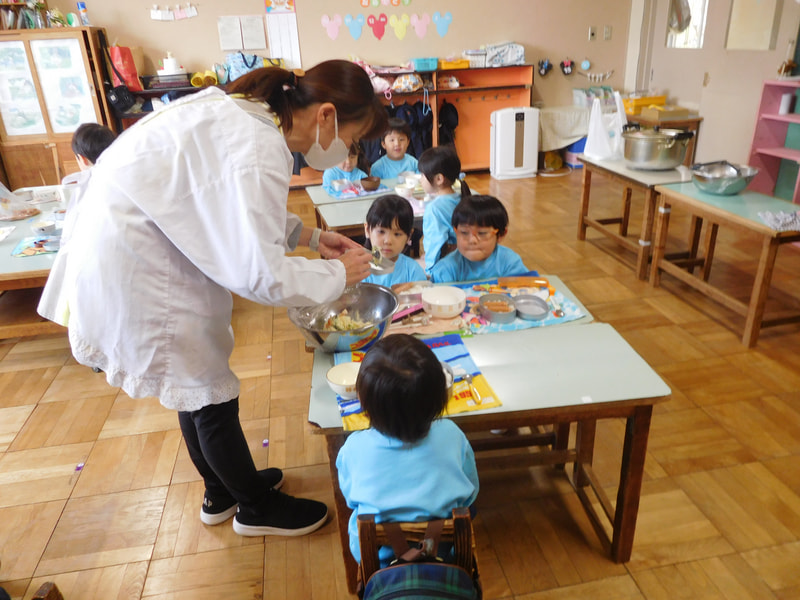 初めての給食。先生が配膳してくれました。「ぼくのもあるかなあ?」「大丈夫。たくさんあげるよ」と言われて、にこっとしていました。