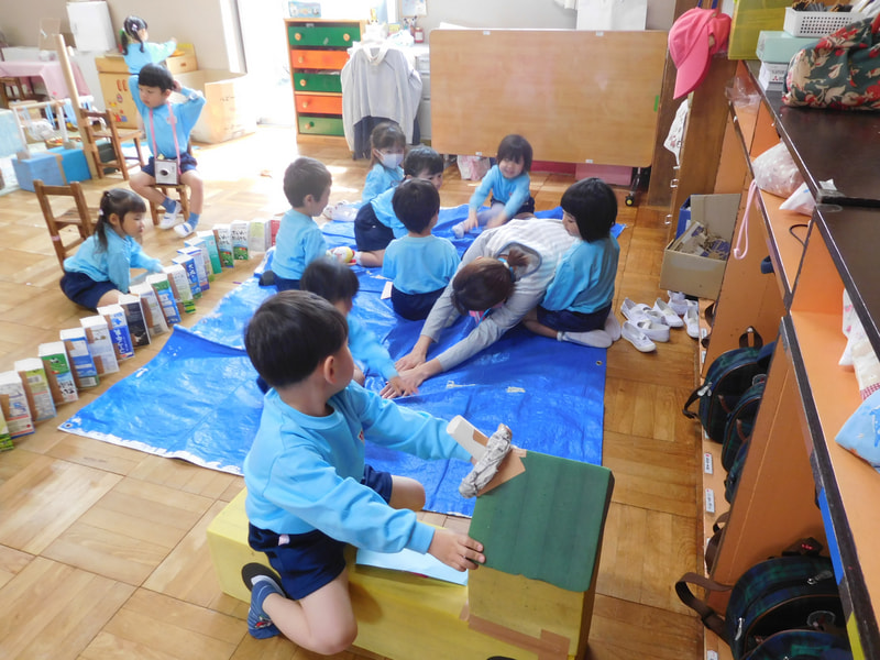 先生が動くと子どもたちも動く!この先生と遊ぶと楽しいと感じてきました。海で、みんなで泳ごう!