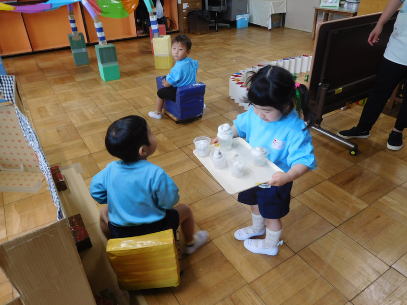 5月から始まった満3歳児クラス。粘土でたくさんのごちそうを作ったり、車に乗って「いってきま~す!」。一人一人が自分がやりたいことを楽しんでいます。