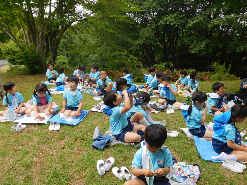 お昼ごはん。お母さんのおにぎりおいしかったね。でも、木の上ではカラスがみんなのおにぎりをねらっているよ。