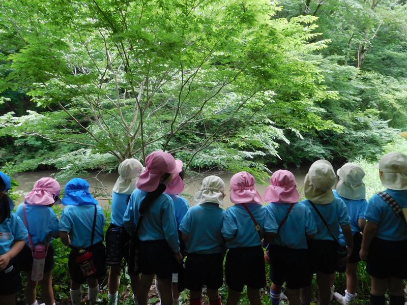 「あそこに なんか見えるよ」「ほら 緑色の!」「あっちはブクブクしてる!」子どもたちには いろいろなものが見えるんですね。