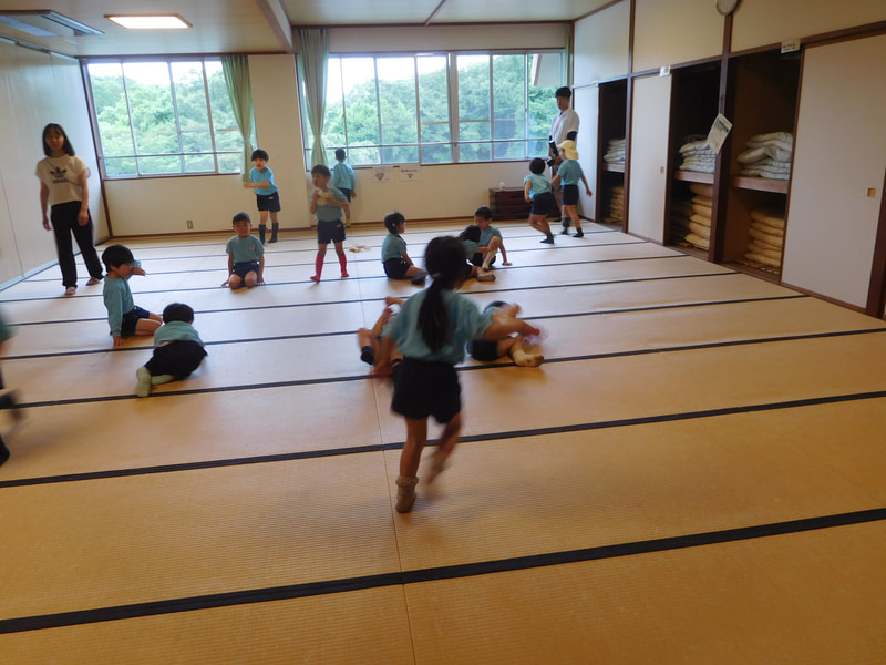 「うわ~ ひろ~い!」部屋に入った途端あまりの広さに走らずにはいられない子どもたちでした。