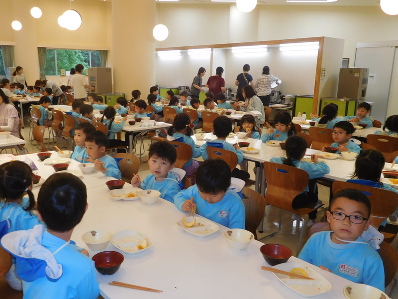 奥にいる先生たちはを見て!ご飯やスープのお代わりをよそうのに大忙しでした。
