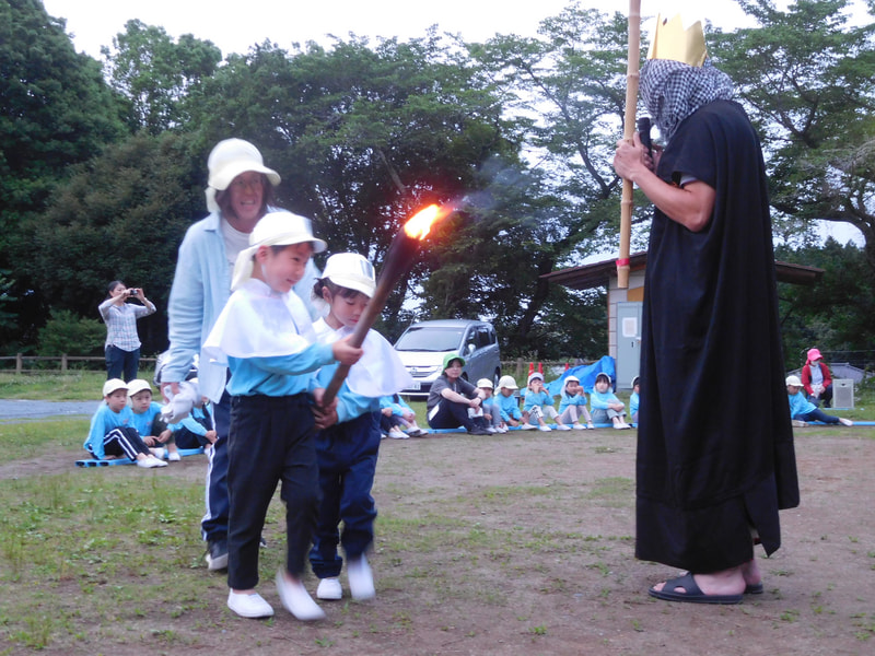 火の神様から、子どもたちが相談して決めた「優しい火」「元気でなかよしの火」「あきらめないで頑張る火」を火の子に分けてもらいました。