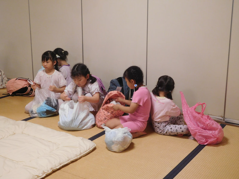 さあ いよいよ寝る準備。パジャマに着替えて、脱いた洋服は袋の中へ。自分でできるかな。