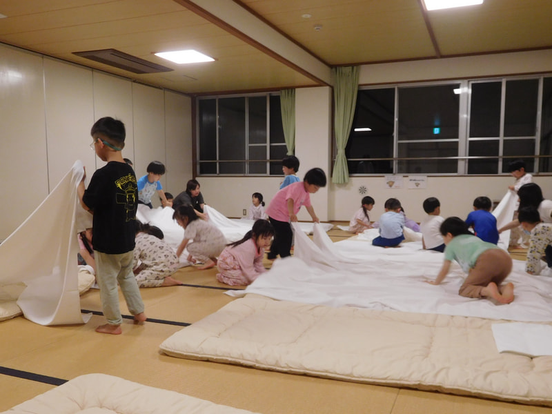 布団やシーツも自分たちで準備。おうちでやっている子もいるみたいだね。幼稚園で製作シートを広げたり畳んだりしていることも今日につながっているね。