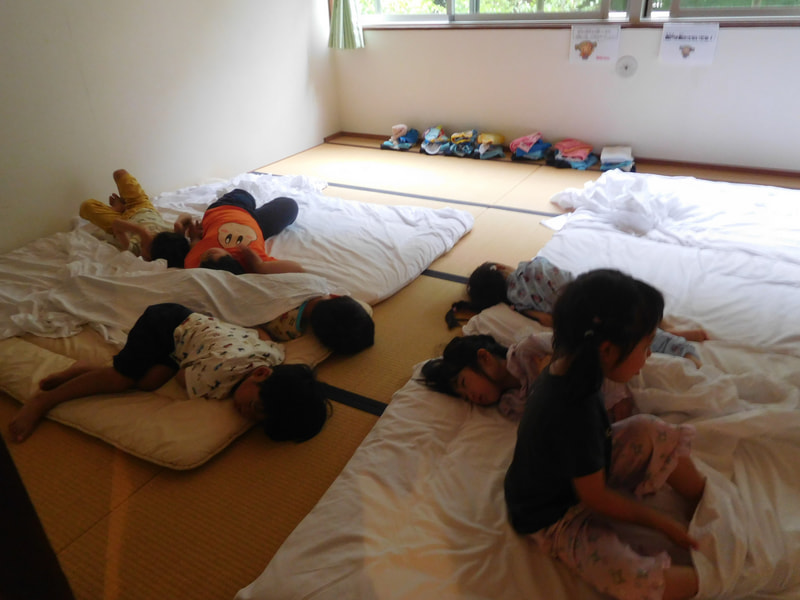起床の音楽が鳴ったよ。起きた子もいれば、まだ夢の中の子も・・・。