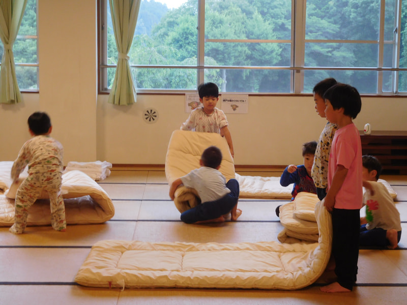 気持ちのよい朝を迎えられたかな?力を合わせて布団を片付けよう。