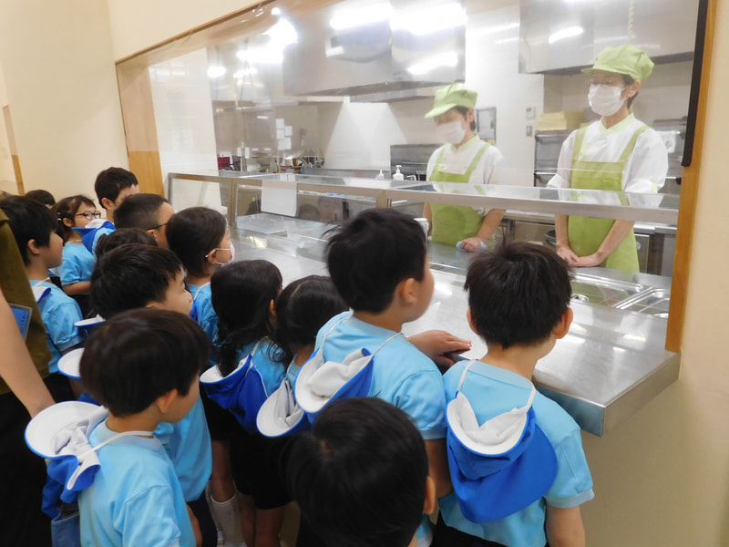 朝ごはんを作ってくださった皆さんに、「いただきます!」朝ごはんはハム、ウインナー、サラダ、ご飯、ふりかけ、味噌汁、乳酸飲料。朝も空っぽになりましたよ。