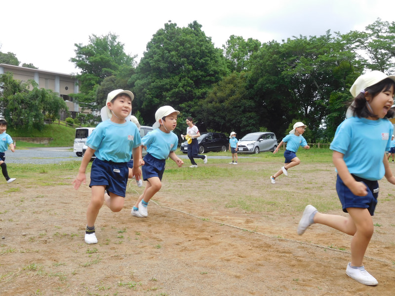 自然の家の庭でも 朝からたっぷり遊びました。先生を抜かすんだ!ととにかく走って走って・・・
